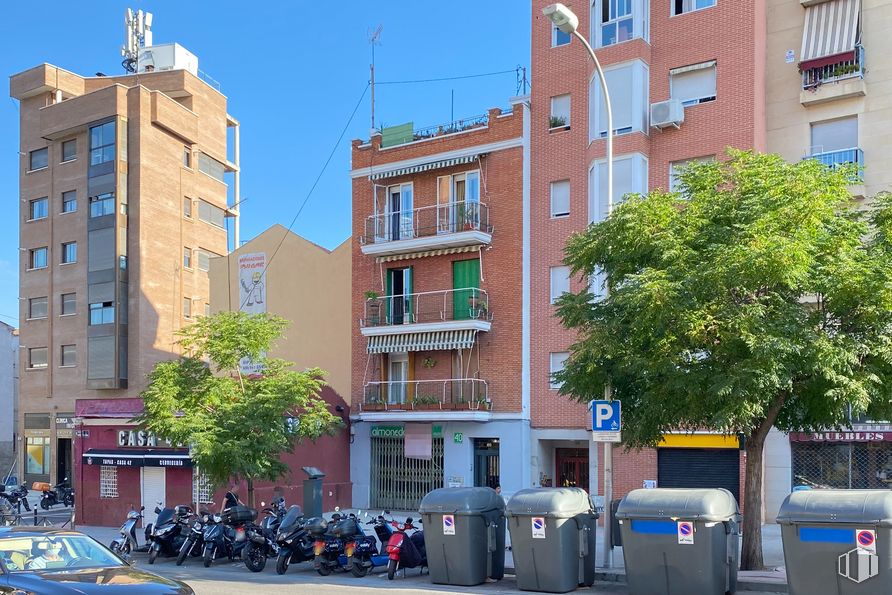 Local en venta en Calle Marqués de Viana, 40, Tetuán, Madrid, 28039 con edificio, contenedor de basura, coche, neumático, cielo, rueda, día, ventana, propiedad y infraestructura alrededor