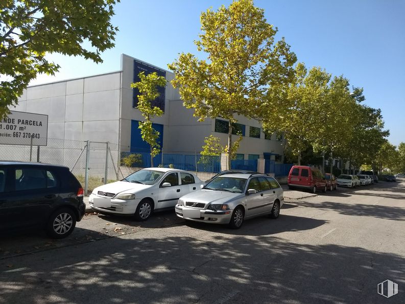 Suelo en venta en Calle Carpinteros, Boadilla del Monte, Madrid, 28660 con coche, neumático, luz de estacionamiento automotriz, rueda, cielo, vehículo, luz de posición lateral automotriz, edificio, vehículo de motor y neumático automotriz alrededor