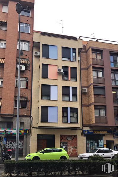 Retail for sale & for rent at Calle Capitán Luque, 26, Talavera de la Reina, Toledo, 45600 with car, building, window, land vehicle, tire, wheel, vehicle, sky, urban design and architecture around