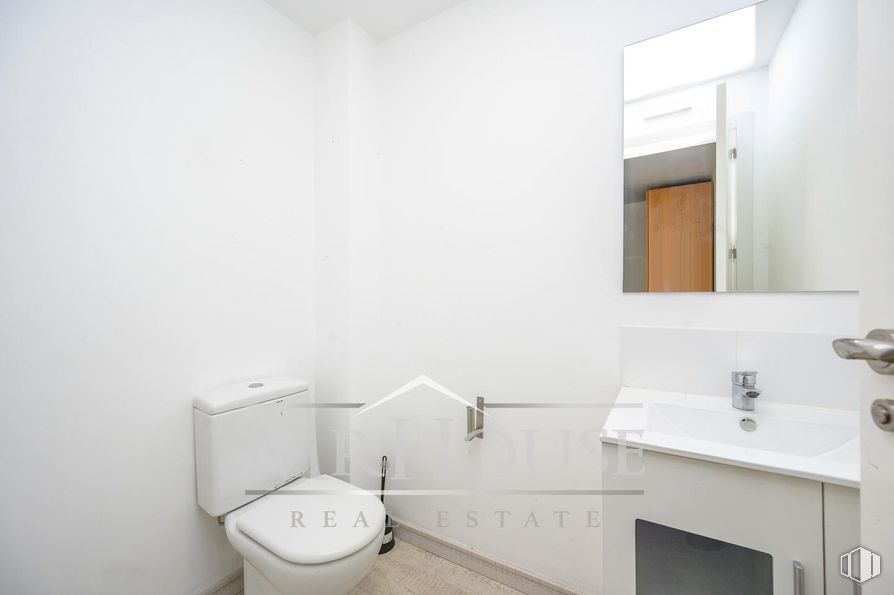 Industrial for sale at Calle Costa del Sol, Yuncos, Toledo, 45210 with toilet, flooring, floor, interior design, plumbing fixture, room, apartment, ceiling, sink and tap around