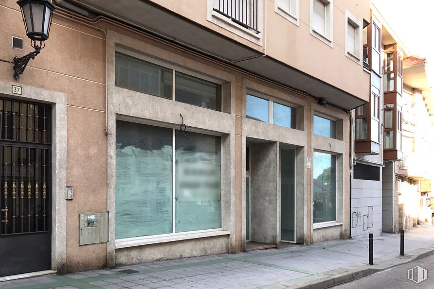 Local en alquiler en Calle San Gregorio, 37, Galapagar, Madrid, 28260 con ventana, propiedad, edificio, accesorio, arquitectura, ladrillo, barrio, madera, área residencial y fachada alrededor