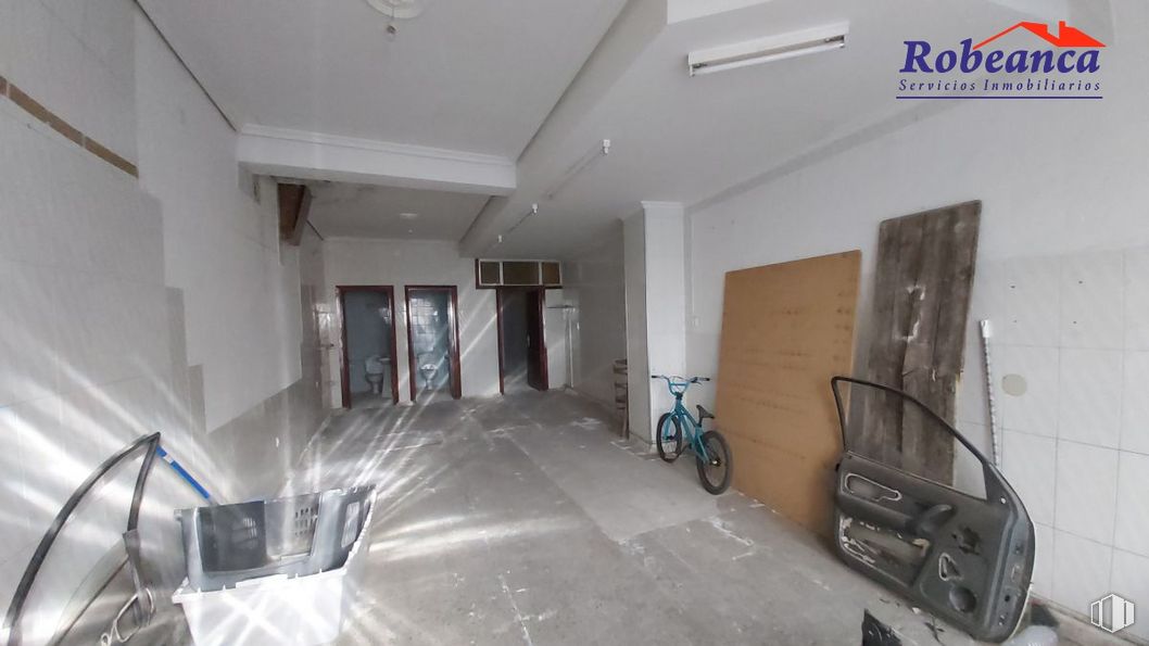 Retail for sale & for rent at Calle Fray Luis de San José, 4, Ávila, 05005 with bag, building, fixture, tire, door, flooring, floor, real estate, wheel and ceiling around