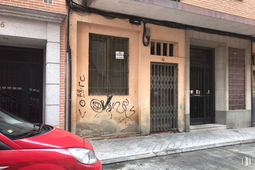 Retail for sale at Calle San Juan Bosco, 4, Talavera de la Reina, Toledo, 45600 with car, window, door, property, automotive lighting, hood, vehicle, motor vehicle, building and automotive tail & brake light around