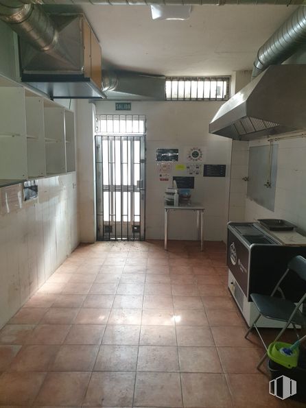 Local en alquiler y venta en Zona Parque Liana , Móstoles, Madrid, 28934 con puerta, silla, interiorismo, suelos, suelo, suelo de baldosas, ebanistería, accesorio, techo y espacio alrededor