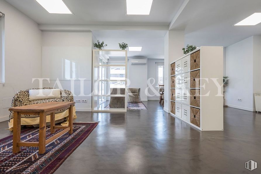 Office for rent at Calle Doctor Esquerdo, Retiro, Madrid, 28007 with light fixture, property, wood, interior design, hall, floor, flooring, fixture, wall and building around