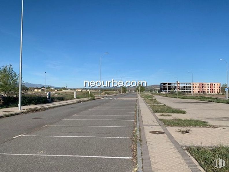 Land for sale at Calle Jesús Grande Aparicio, Ávila, 05002 with building, sky, street light, plant, road surface, asphalt, land lot, urban design, tree and thoroughfare around