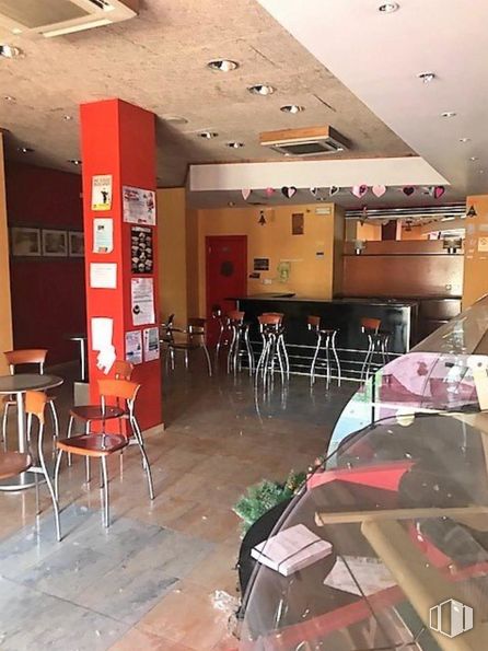 Retail for rent at Avenida Vía Roma, Segovia, 40003 with chair, furniture, property, interior design, decoration, building, architecture, hall, flooring and floor around