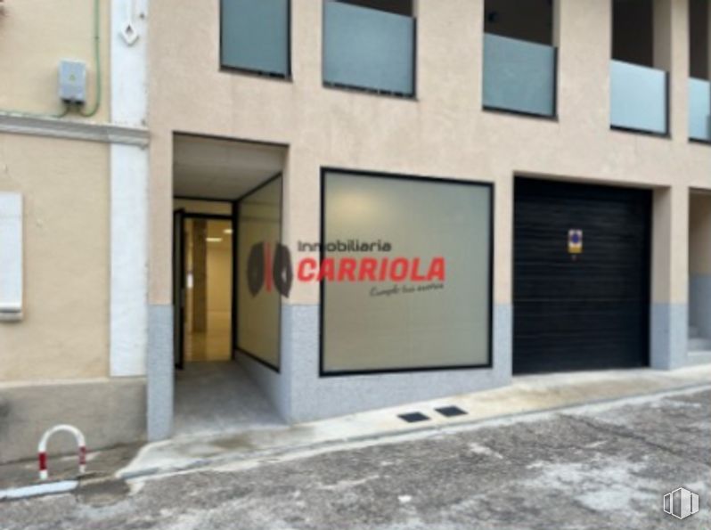 Retail for rent at Zona centro, La Torre de Esteban Hambrán, Toledo, 45920 with window, door, fixture, building, asphalt, real estate, font, road surface, facade and gas around