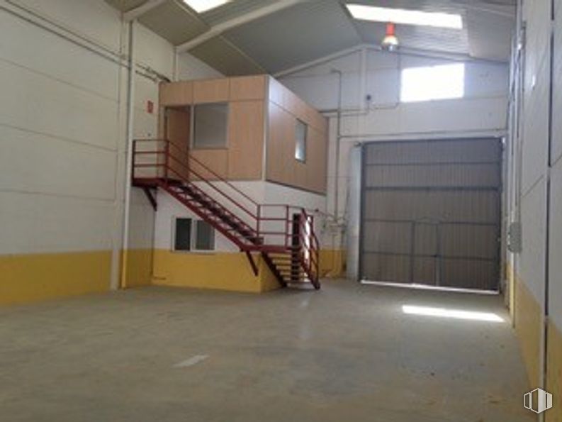 Industrial for rent at Calle Granada, Valdemoro, Madrid, 28341 with floor, flooring, ceiling, building material, daylighting, stairs, plaster, paint and plywood around