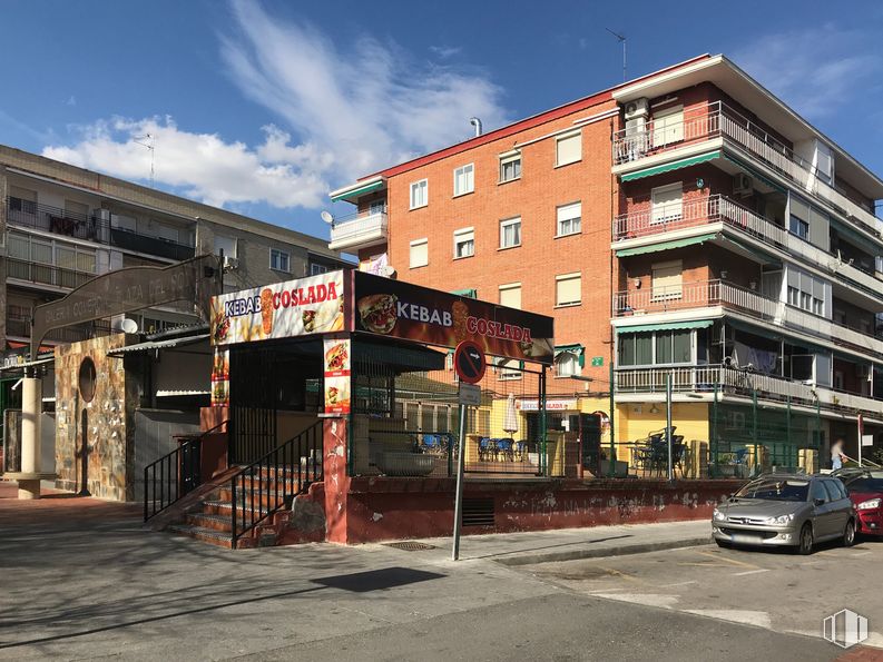 Local en venta en Calle del Doctor Morcillo, 1, Coslada, Madrid, 28820 con coche, edificio, nube, cielo, ventana, vehículo, luz de la calle, neumático, diseño urbano y casa alrededor