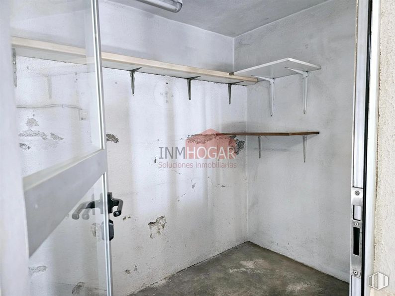 Industrial for sale at Zona industrial, Burgohondo, Ávila, 05113 with fixture, floor, composite material, gas, flooring, ceiling, electrical supply, concrete, glass and building material around