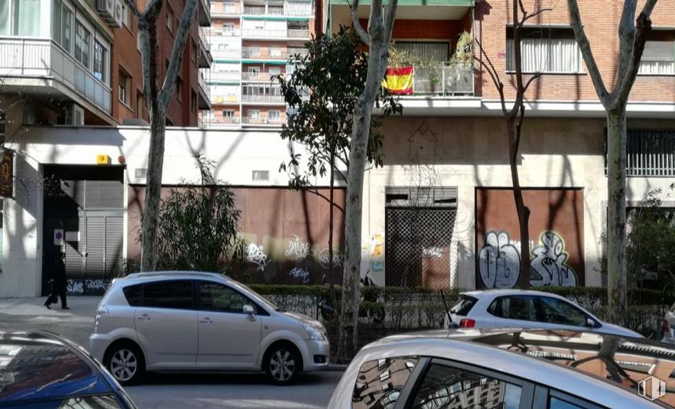 Local en alquiler en Calle Panamá, 14, Chamartín, Madrid, 28036 con coche, edificio, vehículo, neumático, vehículo terrestre, rueda, planta, ventana, vehículo motorizado y iluminación automotriz alrededor