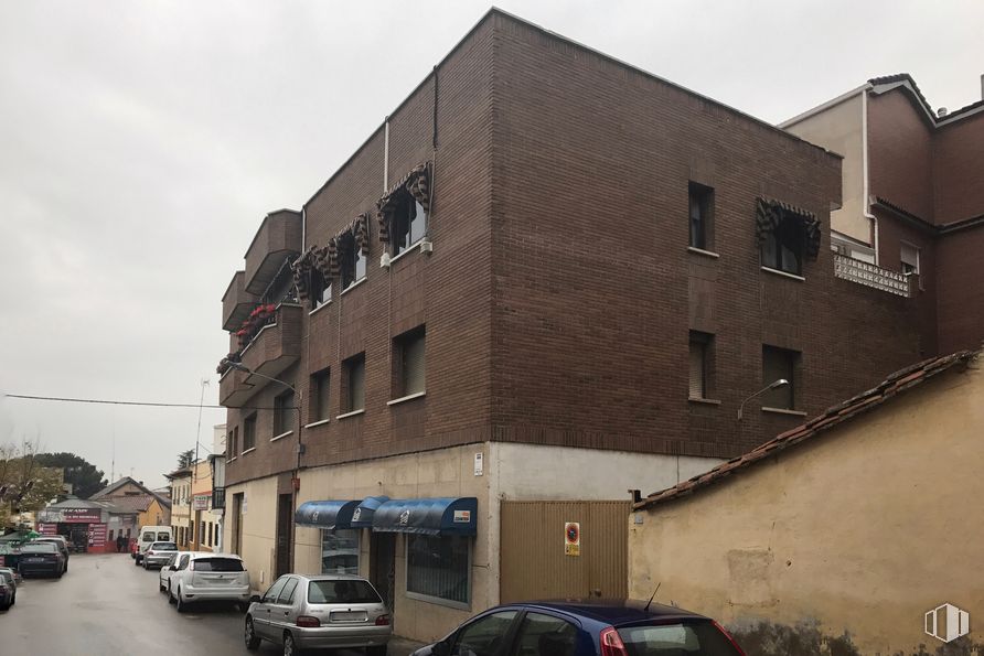 Local en alquiler en Plaza San Juan, 8, Mejorada del Campo, Madrid, 28840 con coche, edificio, luz de estacionamiento automotriz, vehículo terrestre, cielo, neumático, rueda, vehículo, ventana y placa de matrícula del vehículo alrededor