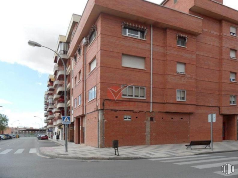 Retail for sale at Zona Reyes Católicos, Cuenca, 16003 with building, street light, window, sky, condominium, urban design, cloud, tower block, house and residential area around