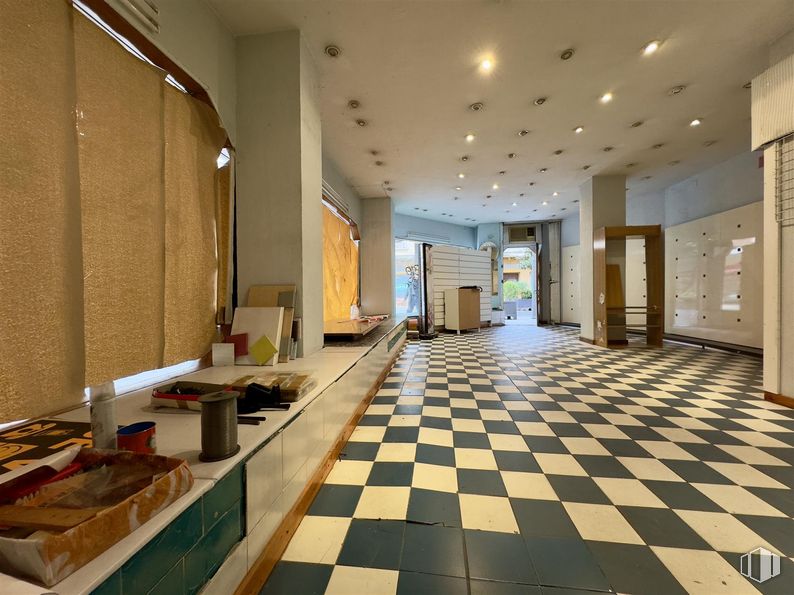 Retail for rent at Calle Trinidad, Talavera de la Reina, Toledo, 45600 with property, tile flooring, hall, flooring, house, floor, wood, ceiling, hardwood and leisure around