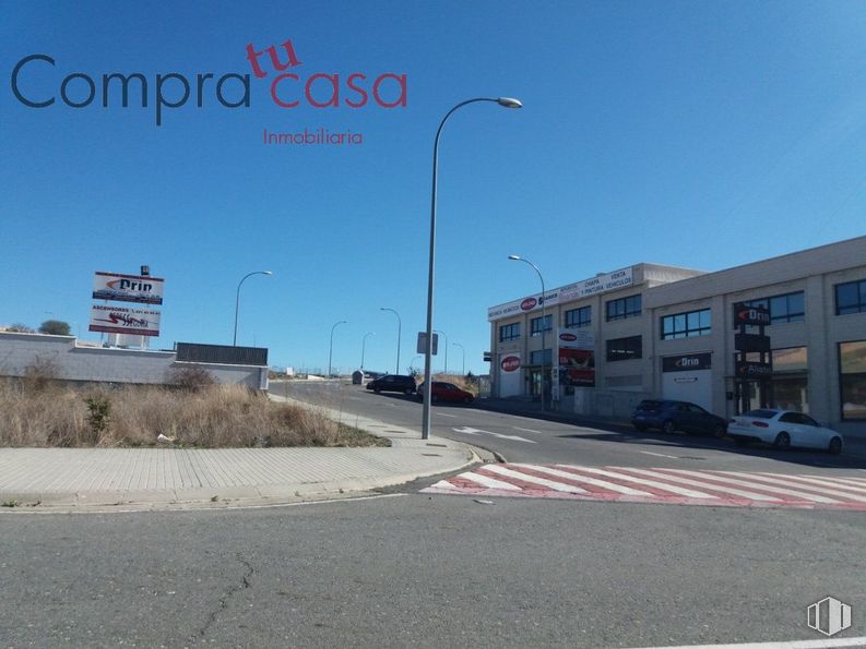 Land for sale at Polígono del Acueducto, Segovia, 40006 with car, building, street light, sky, window, road surface, lighting, asphalt, plant and urban design around