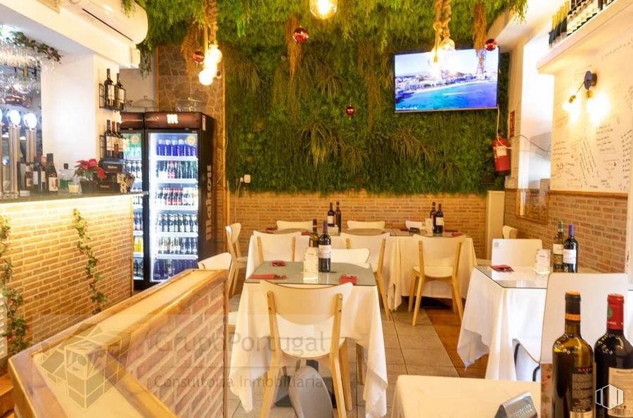 Local en alquiler en Zona Palos de Moguer, Arganzuela, Madrid, 28045 con botella, silla, televisión, botella de vino, beber, mesa de cocina y comedor, mesa, mueble, alumbrado y amarillo alrededor