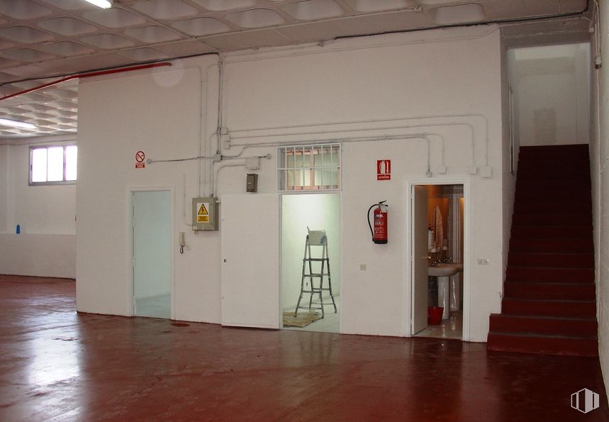 Industrial for rent at Zona industrial, Fuenlabrada, Madrid, 28946 with window, building, hall, wood, interior design, floor, flooring, door, art and ceiling around