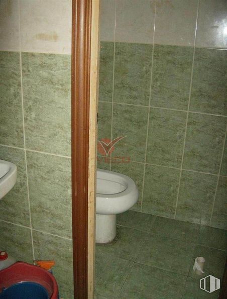 Retail for sale at Zona Centro, Cuenca, 16001 with toilet, sink, property, plumbing fixture, toilet seat, bathroom, black, purple, flooring and floor around