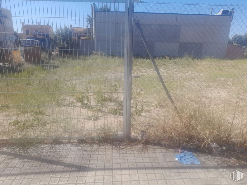 Suelo en venta en Calle Canteras, 20, Chapinería, Madrid, 28694 con propiedad, cielo, planta, valla, malla, lote de terreno, alambrada, hierba, árbol y pared alrededor