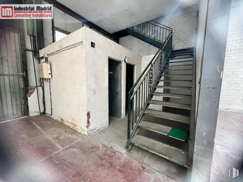 Industrial for sale at Polígono Industrial Las Acacias, Mejorada del Campo, Madrid, 28840 with lighting, property, fixture, floor, flooring, composite material, stairs, building material, concrete and rectangle around