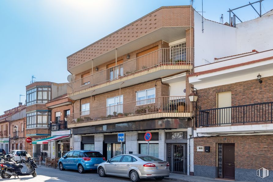 Local en venta en Plaza Constitución, 3, Paracuellos de Jarama, Madrid, 28860 con coche, ventana, motocicleta, edificio, rueda, cielo, neumático, propiedad, luz de estacionamiento y vehículo alrededor