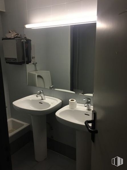 Local en alquiler en Calle Gran Vía, Majadahonda, Madrid, 28220 con fregadero, espejo, grifo, lavabo de baño, propiedad, accesorio de plomería, baño, accesorio, diseño de interiores y madera alrededor