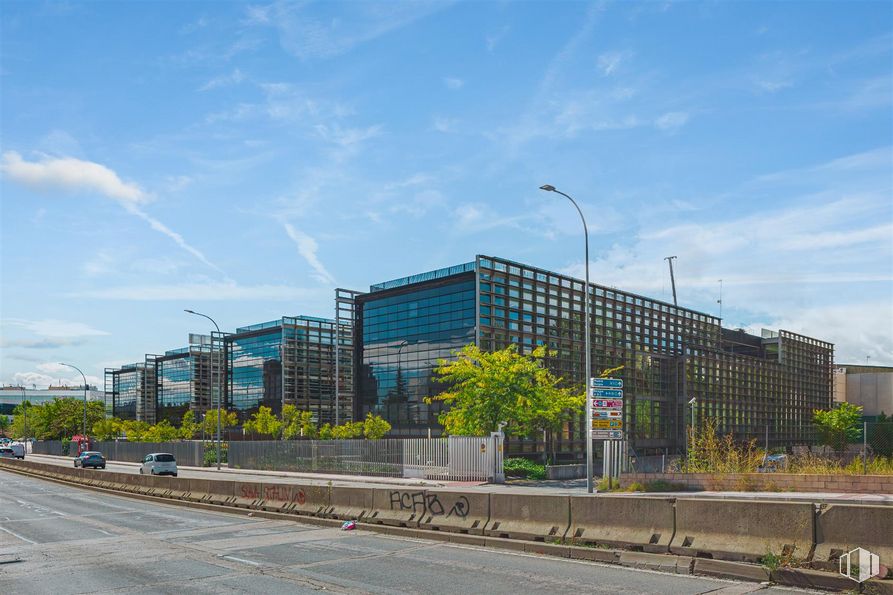 Oficina en alquiler en Avenida Industria, Alcobendas, Madrid, 28108 con edificio, luz de la calle, nube, cielo, planta, superficie de la carretera, asfalto, arquitectura, diseño urbano y bloque de pisos alrededor