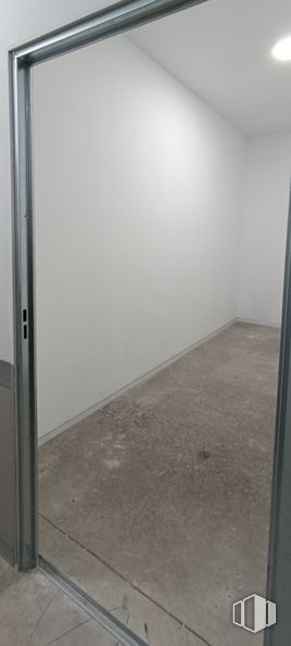 Nave en alquiler en Plaza Estalactitas, 1, Getafe, Madrid, 28905 con accesorio, madera, suelos, suelo, material compuesto, madera dura, gas, rectángulo, escaleras y vidrio alrededor