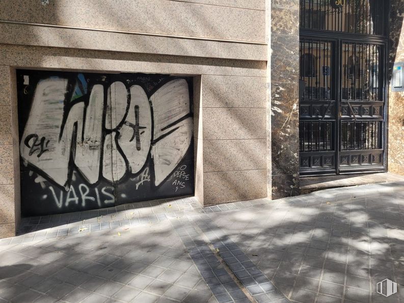 Retail for rent at Calle Altamirano, Moncloa - Aravaca, Madrid, 28008 with wall, composite material, concrete, graffiti, metal, paint, street art, brick, mural and shadow around