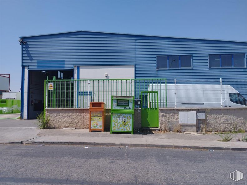 Industrial for rent at Calle del Olmo, Ciempozuelos, Madrid, 28350 with light commercial vehicle, public utility, commercial vehicle, shade, compact van, van, parking, siding, truck and minivan around