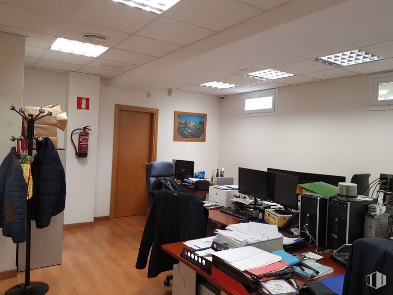 Oficina en venta en Calle Ricardo Ortiz, Ciudad Lineal, Madrid, 28017 con equipaje y bolsos, mesa, pantalla de ordenador, ordenador, computadora personal, escritorio para computadora, escritorio, periférico, teclado de computadora y silla de oficina alrededor