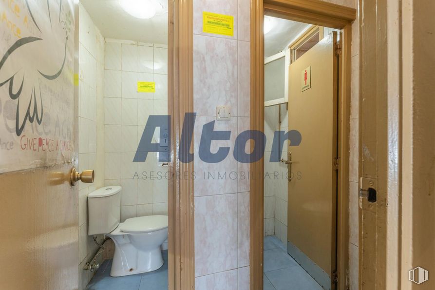 Local en venta en Calle Melchor Cano, Moncloa - Aravaca, Madrid, 28008 con inodoro, propiedad, accesorios de fontanería, accesorio, cuarto de baño, edificio, interiorismo, asiento del inodoro, suelo y suelos alrededor