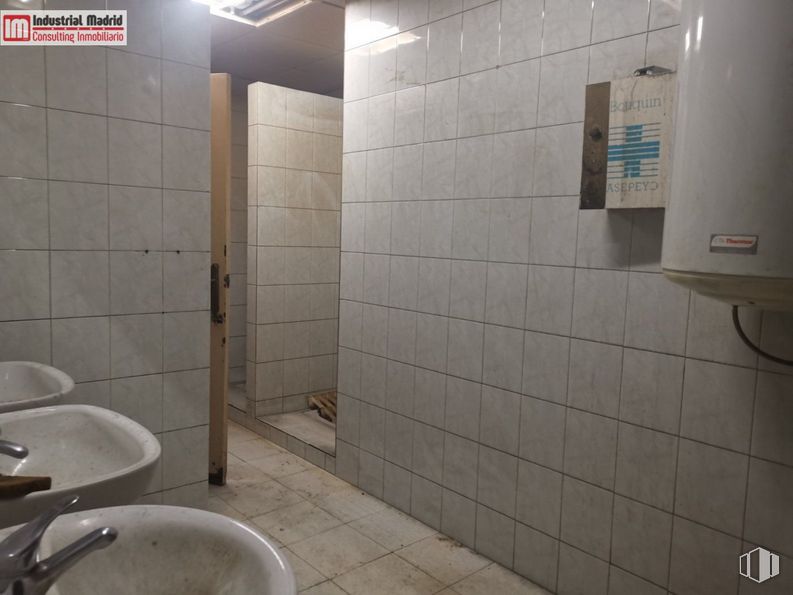 Industrial for sale at Calle Soladores, Velilla de San Antonio, Madrid, 28891 with sink, fixture, bathroom, floor, plumbing fixture, flooring, composite material, plumbing, tap and toilet around