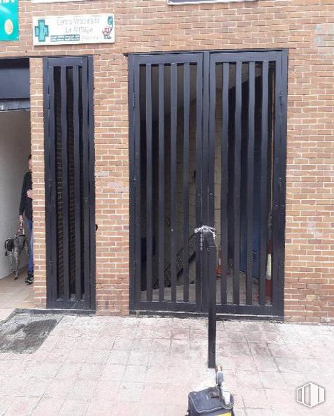 Retail for sale at Centro Comercial Las Rozas 2, Avenida Atenas, 1, Las Rozas de Madrid, Madrid, 28290 with door, container, brickwork, brick, wood, architecture, facade, road surface, city and sidewalk around