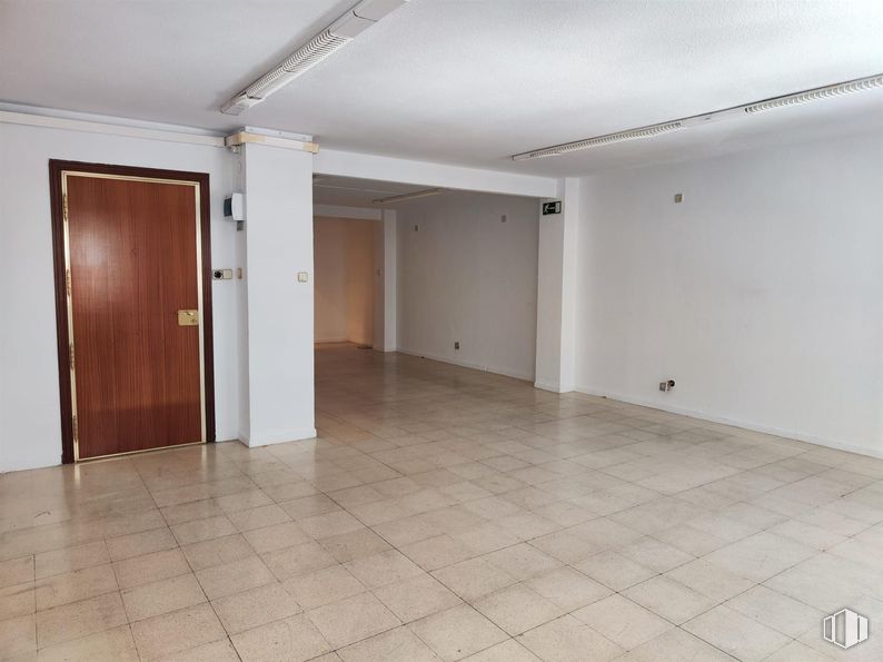 Oficina en alquiler en Calle Constancia, Chamartín, Madrid, 28002 con puerta, accesorio, madera, suelos, hall, suelo, techo, material de construcción, suelo de baldosas y material compuesto alrededor