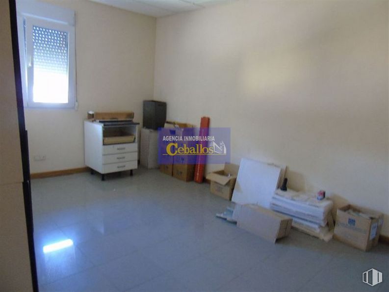 Industrial for sale at Calle Lepanto, Guadalajara, 19004 with window, window blind, filing cabinet, shipping box, box, printer, property, fixture, flooring and floor around