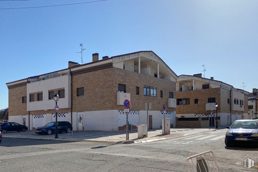 Retail for sale & for rent at Calle Dalí, 1, Ugena, Toledo, 45217 with car, building, sky, wheel, vehicle, window, tire, house, road surface and vehicle registration plate around