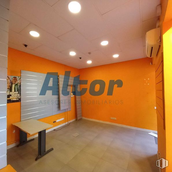 Local en venta en Ronda Atocha, Arganzuela, Madrid, 28012 con mesa, naranja, interiorismo, suelos, accesorio, hall, techo, espacio, arte y madera alrededor