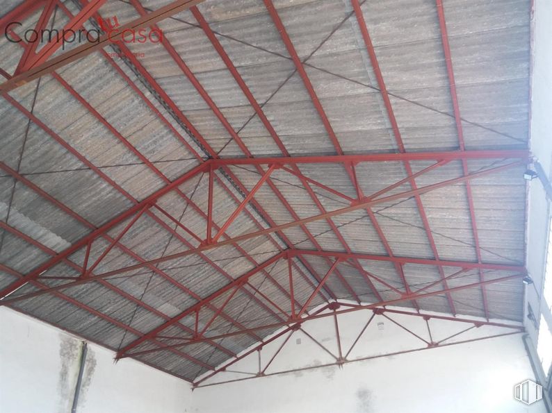 Industrial for sale at Polígono Industrial El Cerro, Segovia, 40006 with triangle, rectangle, line, red, material property, beam, ceiling, composite material, symmetry and pattern around