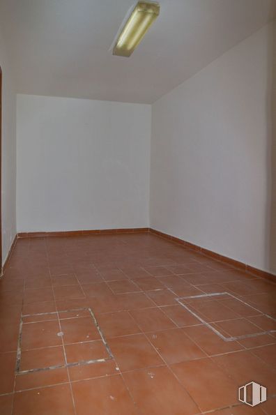 Local en venta en Calle San Emilio, Ciudad Lineal, Madrid, 28017 con lámpara, alumbrado, madera, suelo, suelos, accesorio, tinte para madera, madera dura, edificio y material de construcción alrededor