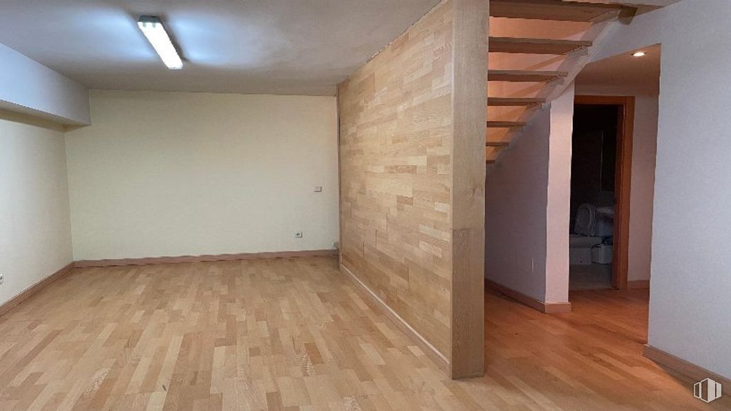 Local en venta en Paseo Guadalajara, 36, San Sebastián de los Reyes, Madrid, 28700 con alumbrado, edificio, madera, pasillo, pavimento, tinte para madera, piso, suelos laminados, madera y casa alrededor