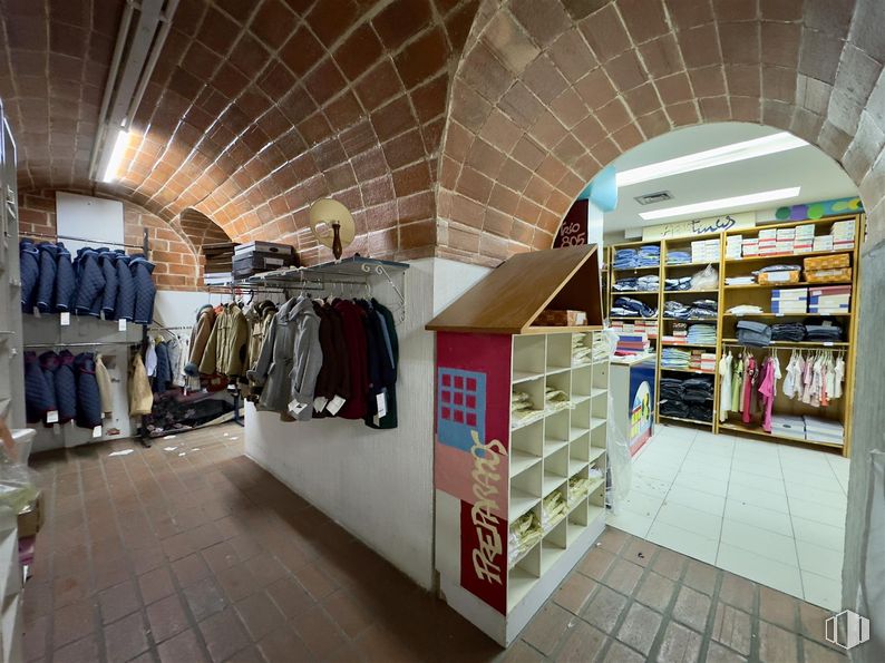 Retail for rent at Calle Trinidad, Talavera de la Reina, Toledo, 45600 with clothing, furniture, building, interior design, floor, customer, flooring, publication, retail and shelf around