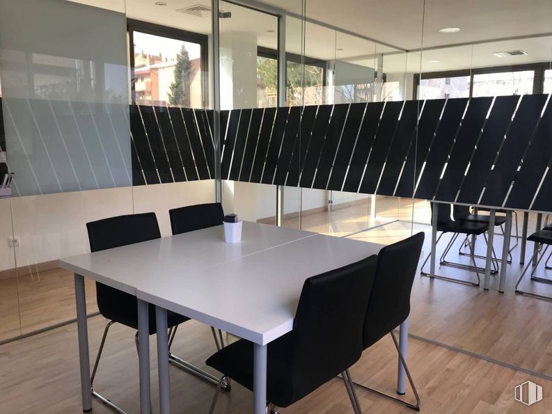 Oficina en alquiler en Calle Bueso Pineda, 7, Ciudad Lineal, Madrid, 28043 con silla, mesa, mueble, madera, pavimentos, sombra, pasillo, piso, casa y mesa de cocina y comedor alrededor