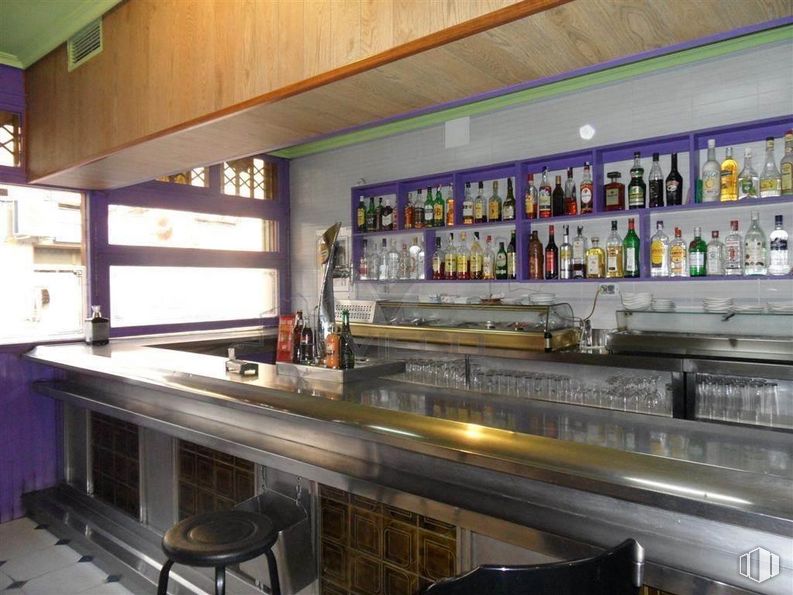 Retail for sale & for rent at Calle Las Torres, Cuenca, 16001 with stool, drinking establishment, bottle, building, barware, drinkware, countertop, alcoholic beverage, drink and glass around