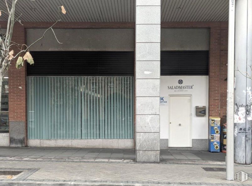 Retail for rent at Avenida Asturias, 57, Tetuán, Madrid, 28035 with door, building, asphalt, road surface, facade, gas, sidewalk, road, composite material and city around