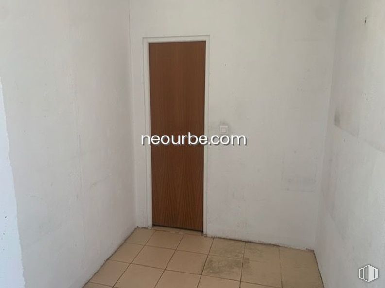 Retail for rent at Calle Agustín Rodríguez Sahagún, Ávila, 05003 with door, fixture, wood, flooring, floor, composite material, paint, hardwood, rectangle and ceiling around