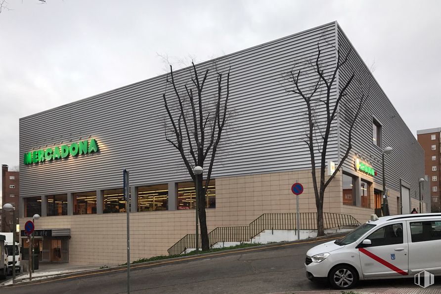 Retail for rent at Calle Arroyo de las Pilillas, 16, Moratalaz, Madrid, 28030 with building, van, tire, land vehicle, wheel, car, vehicle, sky, cloud and window around