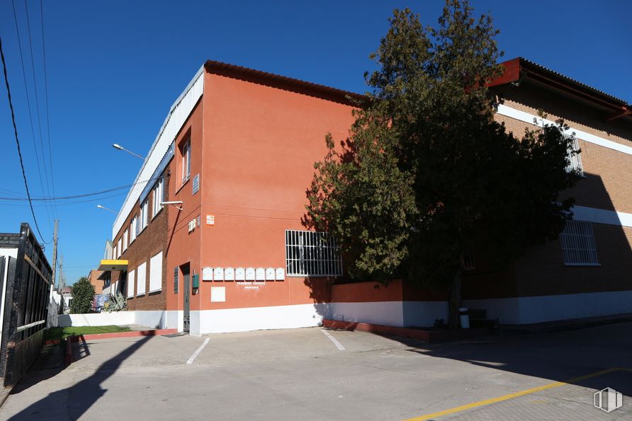 Oficina en alquiler en Calle Urano, 21, Móstoles, Madrid, 28936 con casa, ventana, edificio, planta, cielo, árbol, superficie de la carretera, diseño urbano, ladrillo, bienes raíces y fachada alrededor