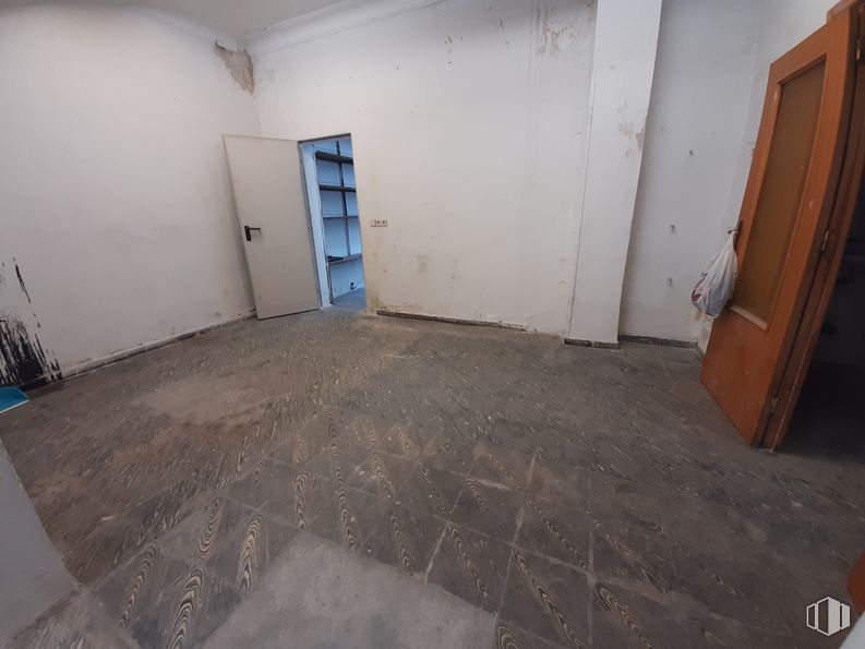 Local en venta en Calle Isidro Fernández, Fuencarral - El Pardo, Madrid, 28034 con puerta, accesorio, madera, suelos, suelo, edificio, pintura, madera dura, casa y gas alrededor